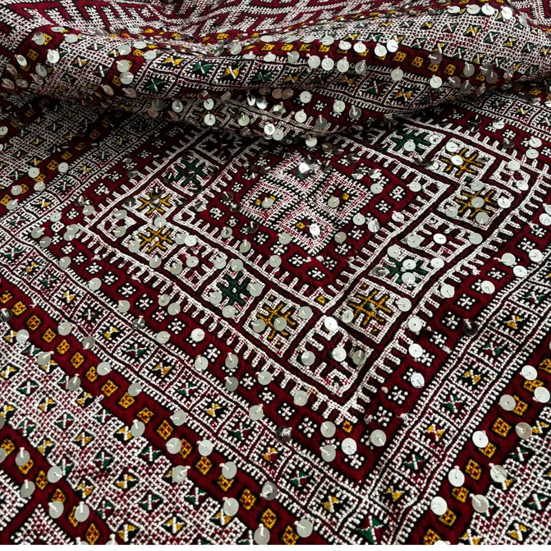 Tapis coloré et perlé