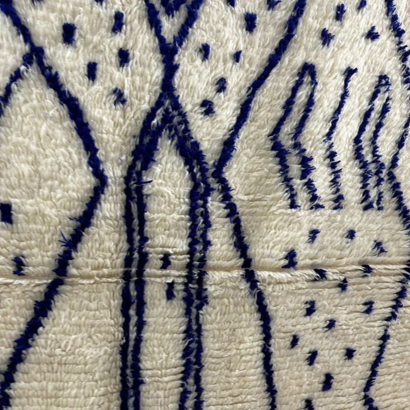 Tapis beige et bleu roi