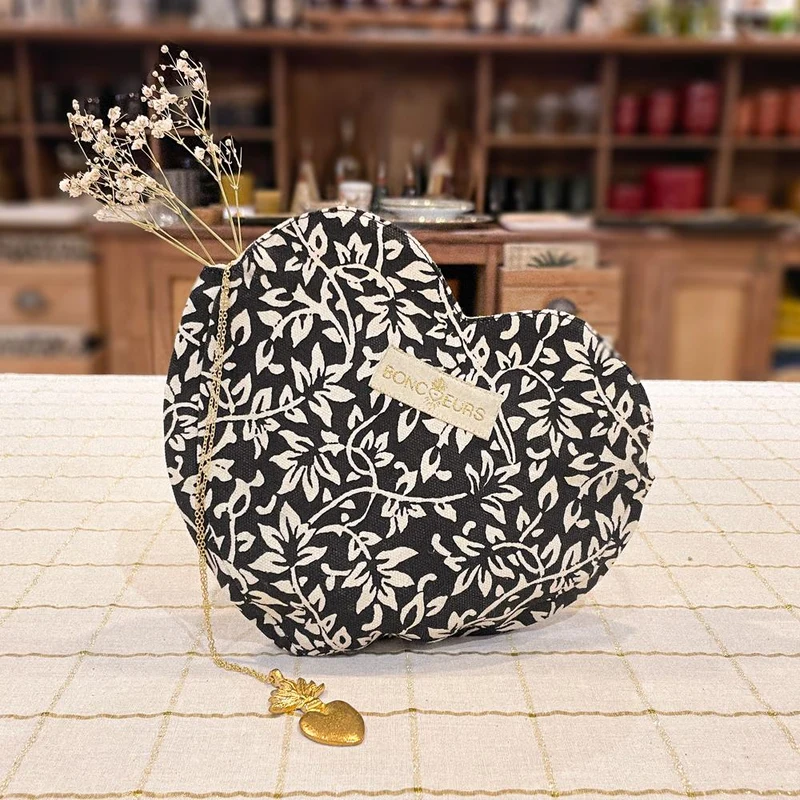 Trousse coeur feuille noir
