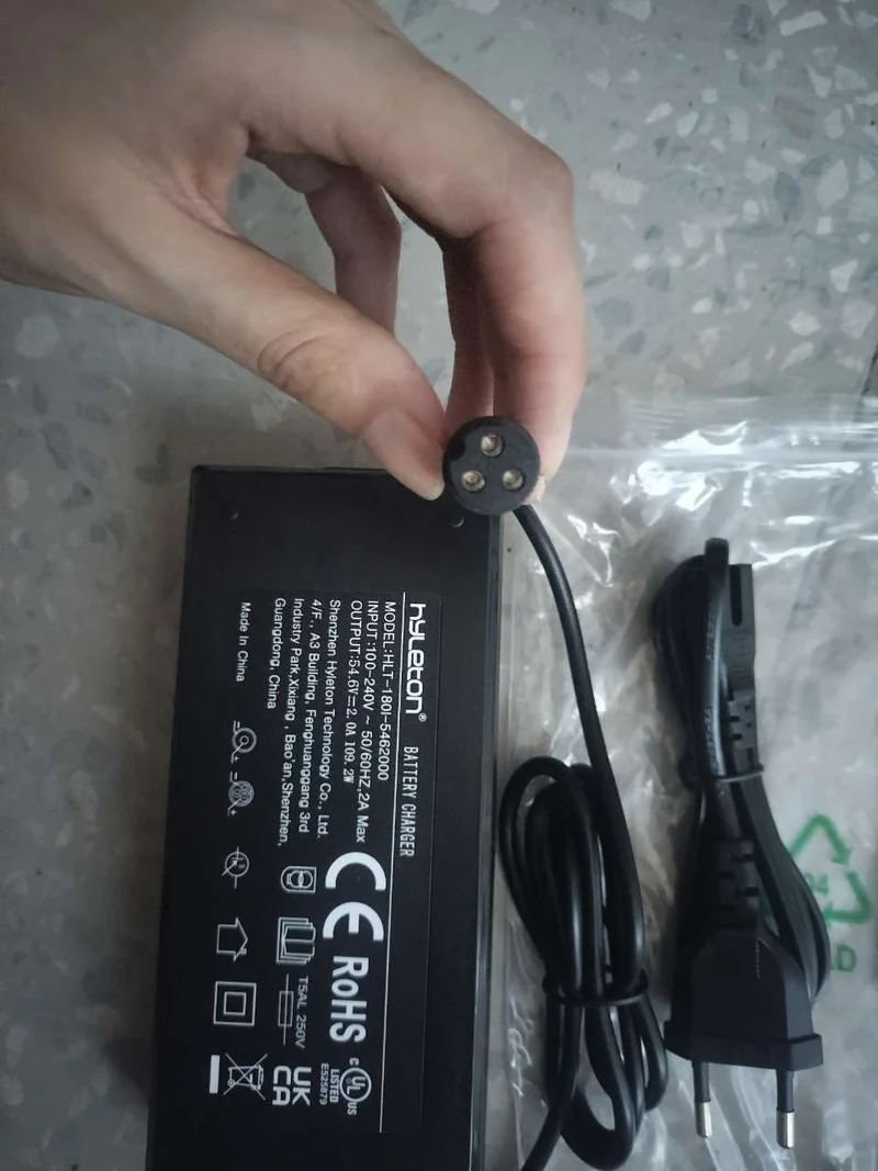 Chargeur 54,6 V / 2 A – connecteur aviation 3 broches, prise et câble UE